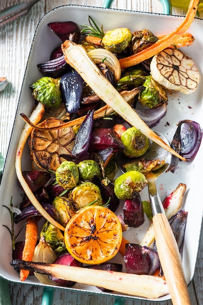 Arrosto misto di verdure a radice con erbe Cibo sano e semplice alla griglia