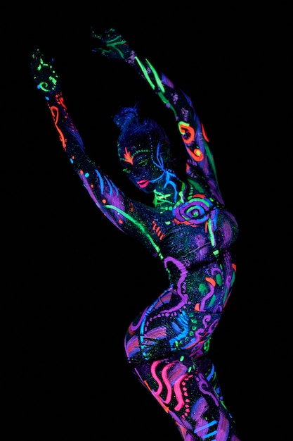 Arte corpo donna arte sul corpo che balla alla luce ultravioletta