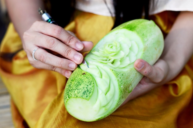 Arte decorativa, arte della frutta tailandese con la mano.