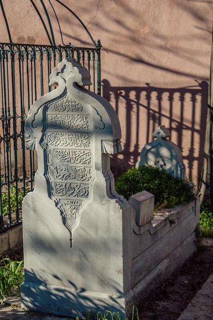 Arte decorativa in stile ottomano nella tomba di marmo nel cimitero