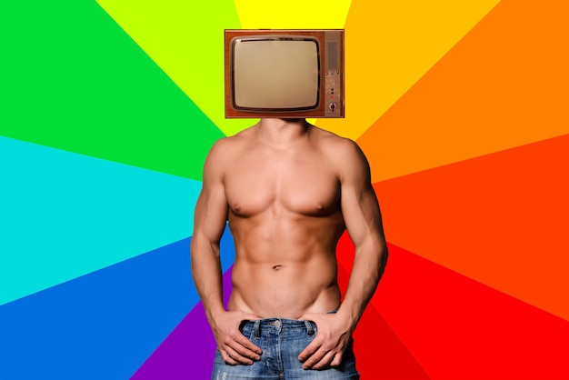 Arte del collage retrò minimale contemporanea Giovane uomo macho muscoloso sexy in posa con il torso nudo con una televisione come testa