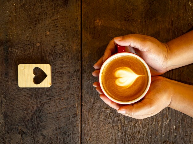 Arte del latte caldo sul tavolo di legno