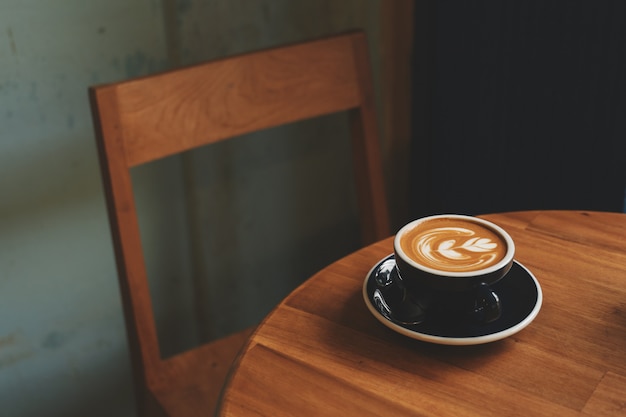 Arte del latte del caffè in caffetteria nel tono d'annata di colore