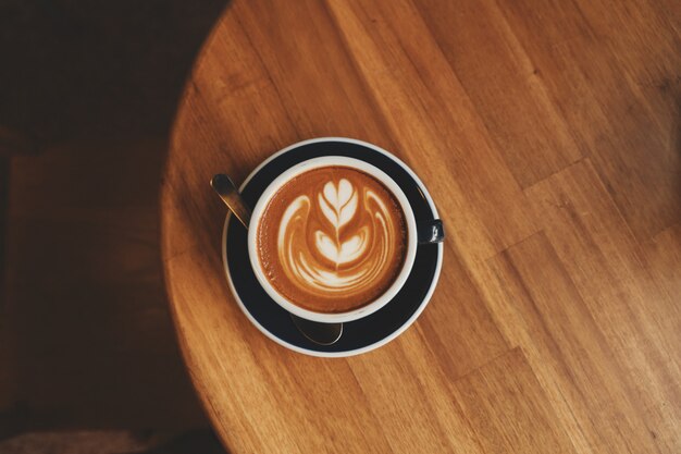 Arte del latte del caffè in caffetteria nel tono d'annata di colore