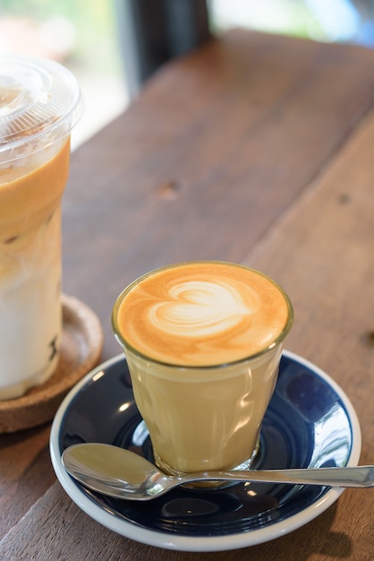 Arte del latte del caffè sulla tavola di legno.