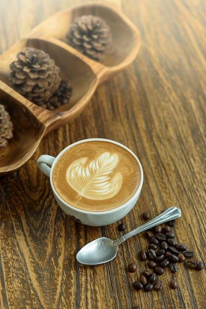 Arte del latte del caffè sulla tavola di legno.