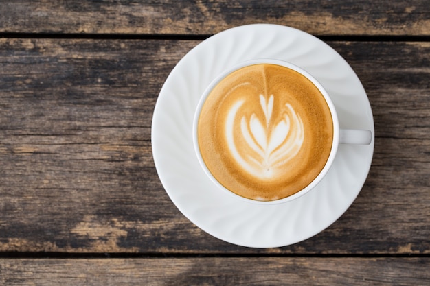 Arte del latte della tazza di caffè su legno