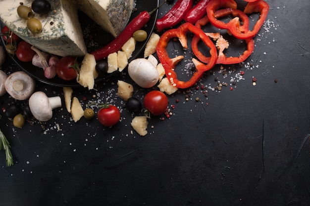 Arte della fotografia di cibo. concetto di mix di assortimento di spezie di verdure di formaggio blu gourmet