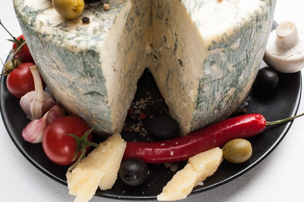 Arte della fotografia di cibo. concetto di mix di assortimento di verdure di formaggio blu gourmet