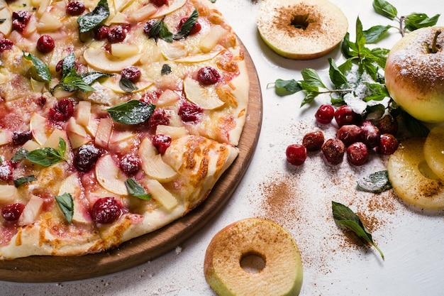 Arte della fotografia di cibo. ricetta torta di mele. concetto creativo del menu della pizza alla frutta del ristorante