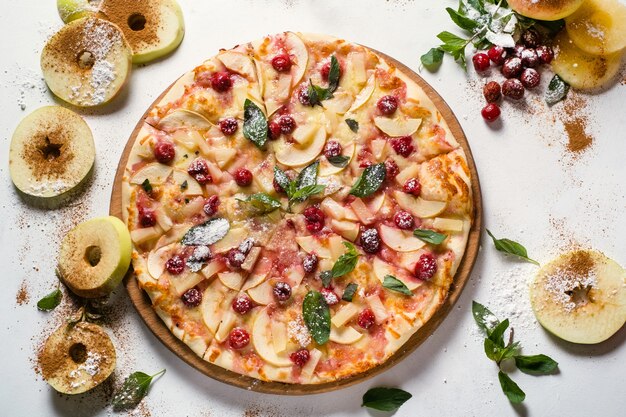 Arte della fotografia di cibo. ricetta torta di mele. concetto creativo del menu della pizza alla frutta del ristorante