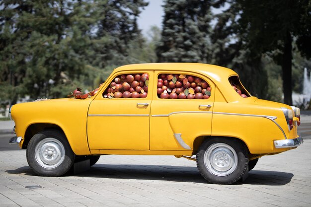 Arte di strada - una macchina piena di frutta