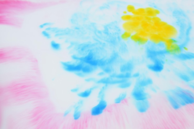 Arte fluida. Estratto formato dal colore che si dissolve in acqua. Inchiostro multicolore disciolto in acqua