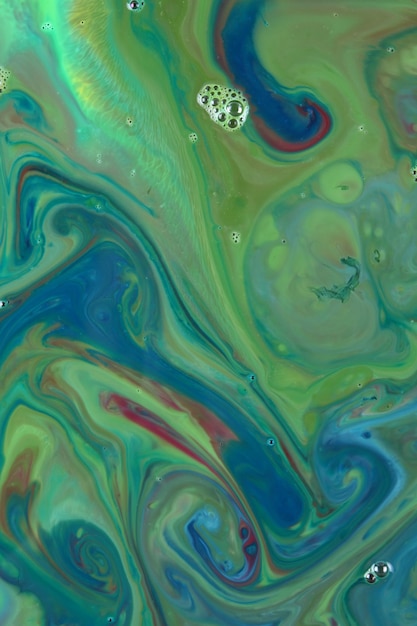 Arte fluida. Macchie di vernice verde scuro sull'acqua. Fondo astratto della pittura