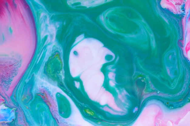 Arte fluida Sfondo liquido astratto verde rosa Trama colorata sull'acqua Vuoto per il designer