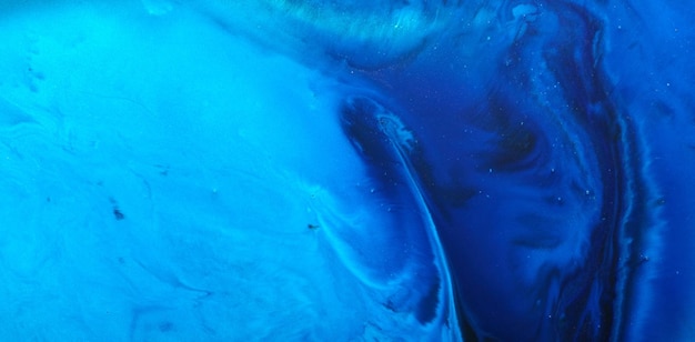 Arte liquida di sfondo astratto di lusso Inchiostro alcol blu con striature di vernice dorata superficie in marmo texture dell'acqua