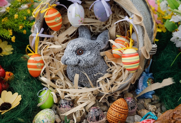 Arte popolare e festa delle uova di Pasqua. Vacanze di Pasqua. Uova multicolori e coniglietto pasquale