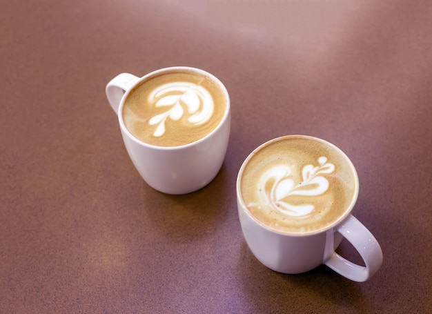 Arte tardiva sulla tazza di caffè su legno