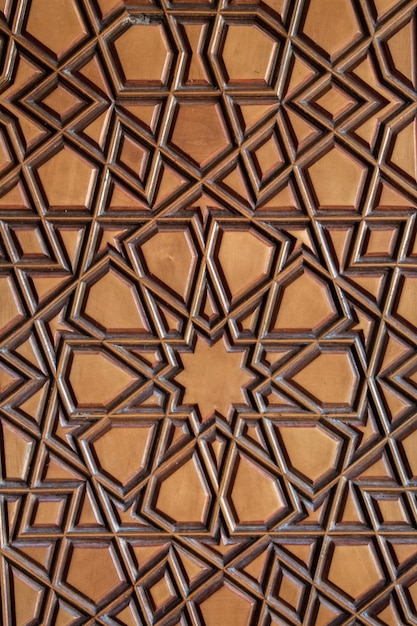 Arte turca ottomana con motivi geometrici su legno