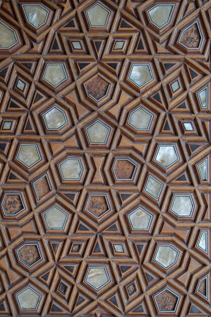 Arte turca ottomana con motivi geometrici su legno