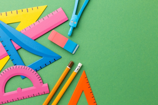 Articoli colorati per la scuola su uno sfondo luminoso. Foto di alta qualità