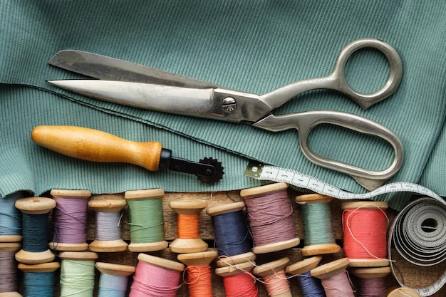 Articoli da cucire forbici da sartoria retrò che misurano bobine di nastro di filo da taglio coltello e panno verde