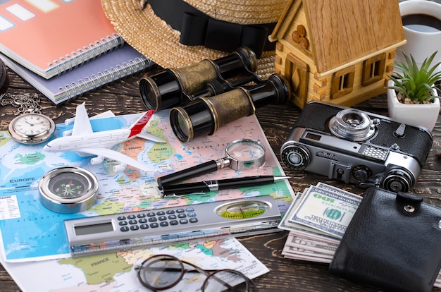 Articoli da viaggio e accessori sul tavolo.