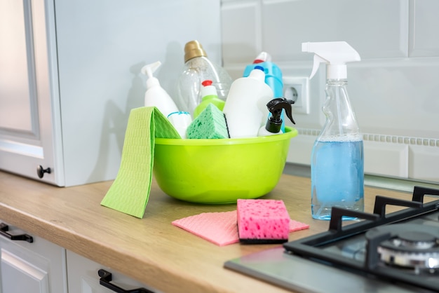 Articoli diversi per pulire la tua cucina. Pulizia di concetto