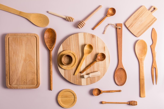 Articoli ecologici di moderni utensili da cucina su uno sfondo pastello vista dall'alto piatto il concetto è plasticfree e senza sprechi