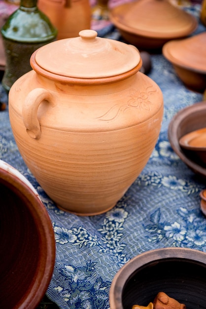 Articoli in ceramica fatti a mano. Articoli di argilla in fiera. Piatti Glyanyanaya fatti a mano all'aperto.
