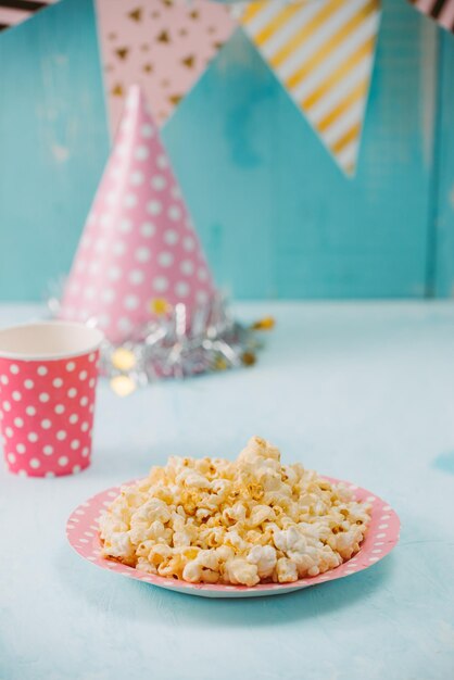 Articoli per feste di compleanno con popcorn sul tavolo