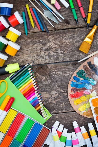 Articoli per la creatività dei bambini su fondo in legno