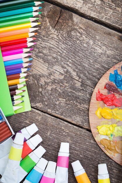 Articoli per la creatività dei bambini su fondo in legno