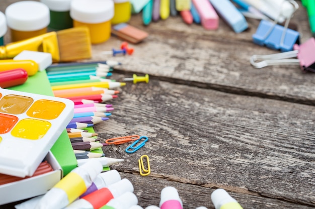 Articoli per la creatività dei bambini su fondo in legno