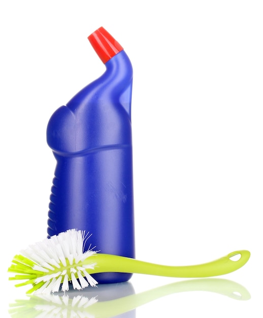 Articoli per la pulizia e spazzola per servizi igienici isolati su bianco