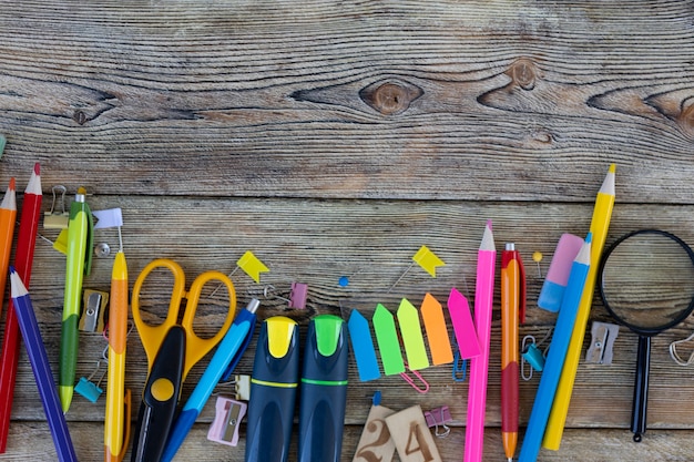 Articoli per la scuola su tavole di legno