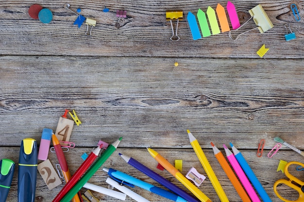 Articoli per la scuola su tavole di legno