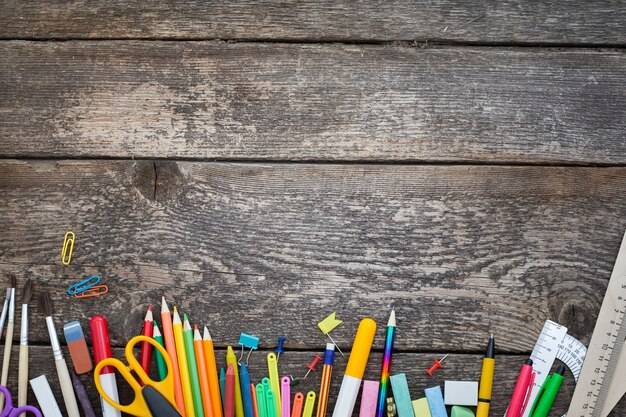 Articoli per la scuola su un tavolo di legno