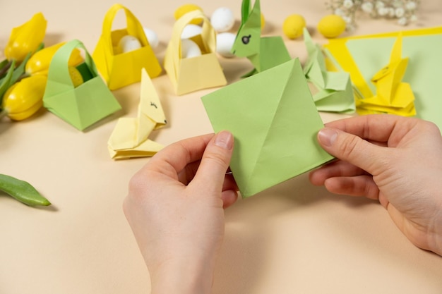 Artigianato di carta per origami pasquali che realizzano figurine di coniglietti pasquali