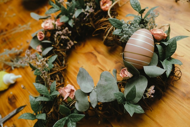 Artigianato di decorazioni per la casa di Pasqua Ghirlanda floreale primaverile fai-da-te