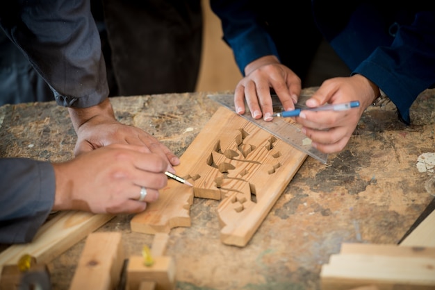 Artigiani nella fabbrica di legno