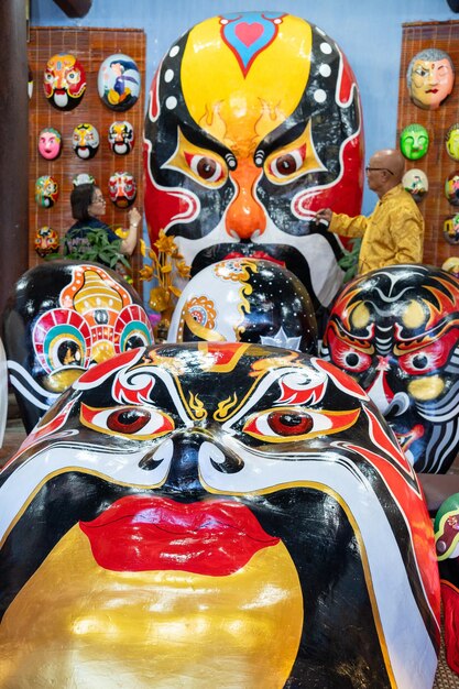 artigiano che fa maschere antiche fatte a mano nell'antica città di Hoi An Quang Nam Vietnam