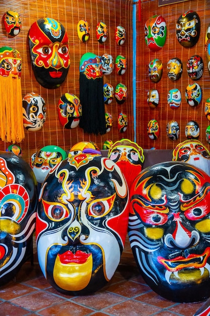 artigiano che fa maschere antiche fatte a mano nell'antica città di Hoi An Quang Nam Vietnam