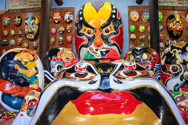 artigiano che fa maschere antiche fatte a mano nell'antica città di Hoi An Quang Nam Vietnam