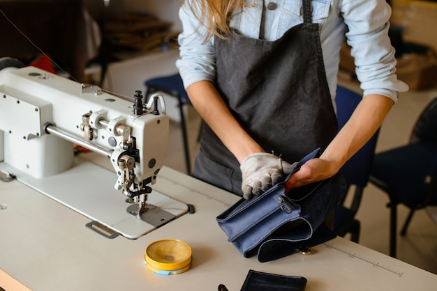 Artigiano della borsa di cuoio sul lavoro in un&#39;officina