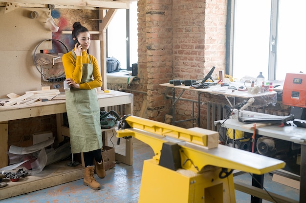 Artigiano femminile che parla per telefono