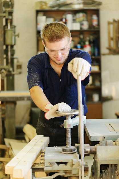 Artigiano lavoratore che lavora in officina