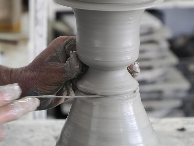 Artigiano marocchino pittura e decorazione di prodotti ceramici in fabbrica di ceramiche a Fez, in Marocco