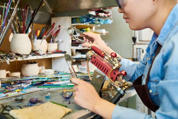 Artista asiatico Doing Lampwork in studio