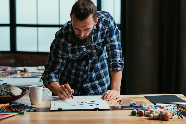 Artista che dipinge nel suo spazio di lavoro in studio